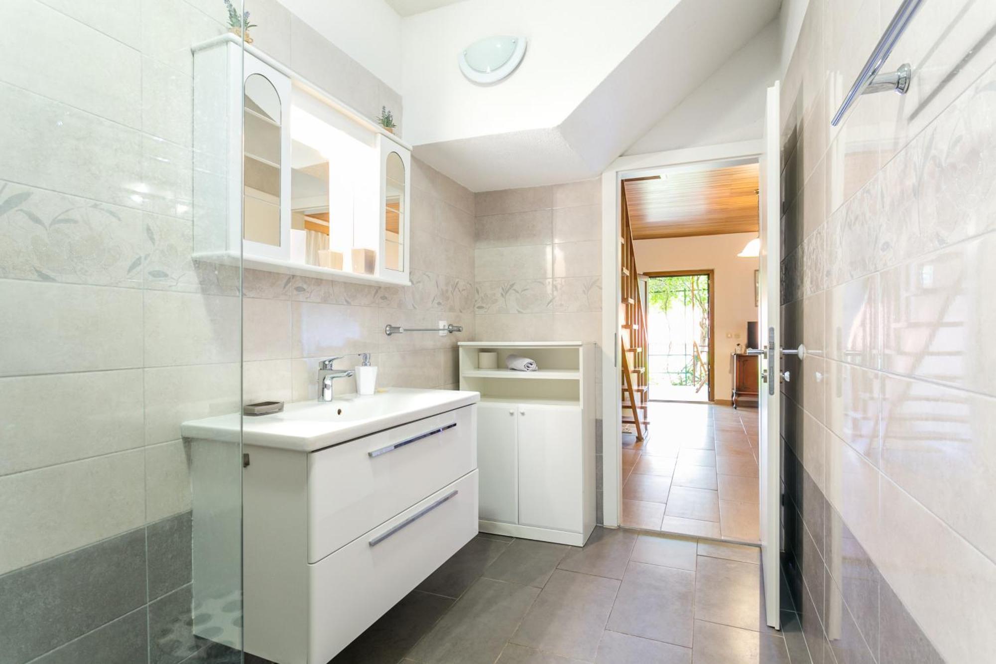 Apartments By The Sea Baska Voda, Makarska - 300 Rom bilde
