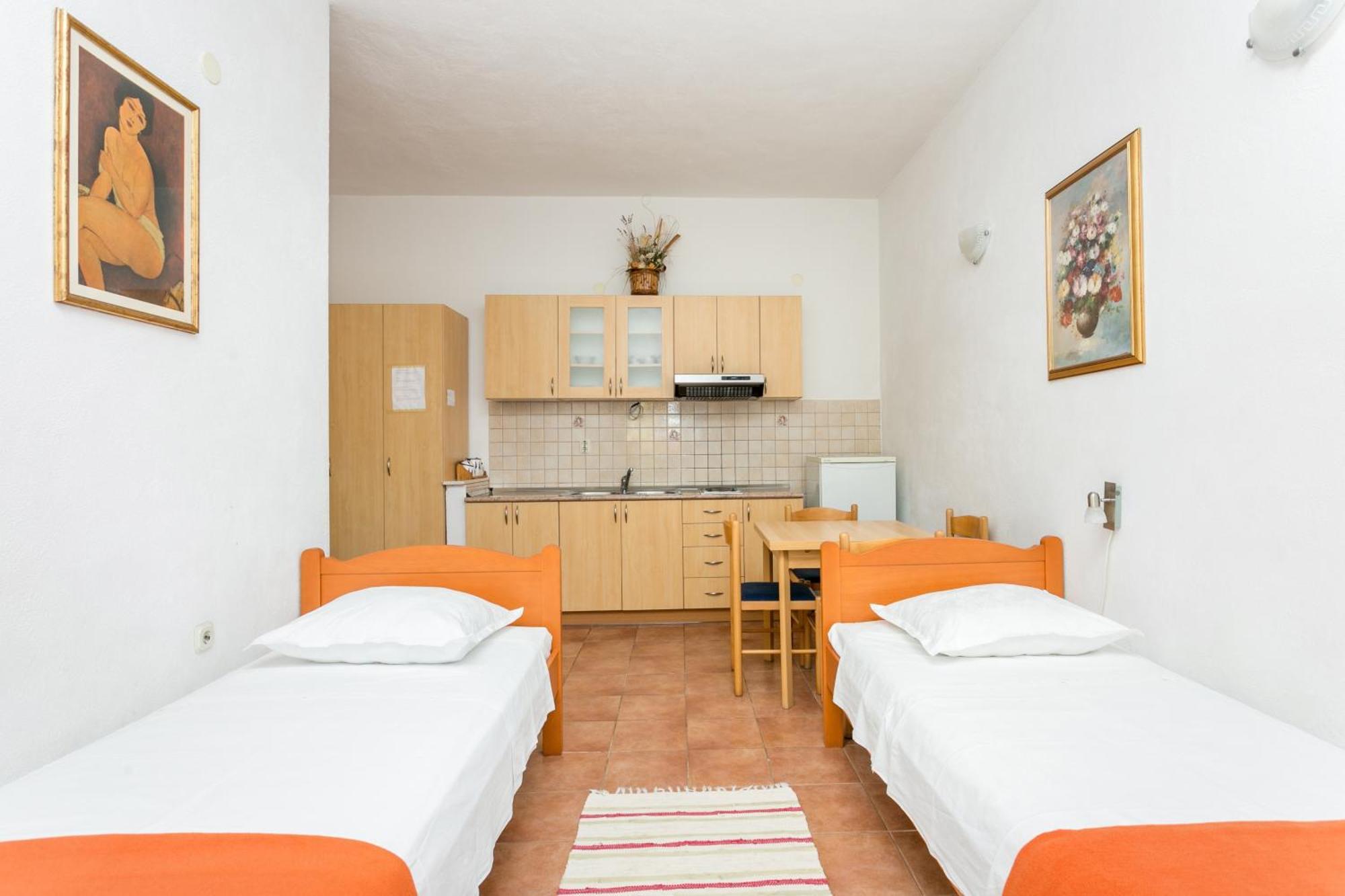 Apartments By The Sea Baska Voda, Makarska - 300 Rom bilde